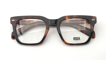 gafa de pasta de acetato grueso en color havana y forma cuadrada. Odda 5909 C2
