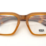 gafa de vista de acetato grueso y forma cuadrada, de color ocre - amarillo en el frontal y havana en las varillas. Odda 5909 C5