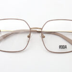 gafa de vista de forma cuadrada y metálica, de color dorado y rosa en frontal. Odda 5920 C2