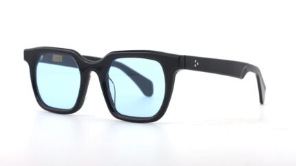 gafa de sol cuadrada de pasta negra con lentes azules claras