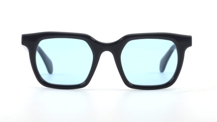 gafa de sol cuadrada de pasta negra con lentes azules claras
