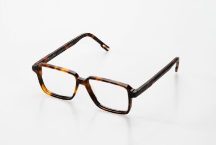 gafa de vista de hombre rectangular de color havana de pasta