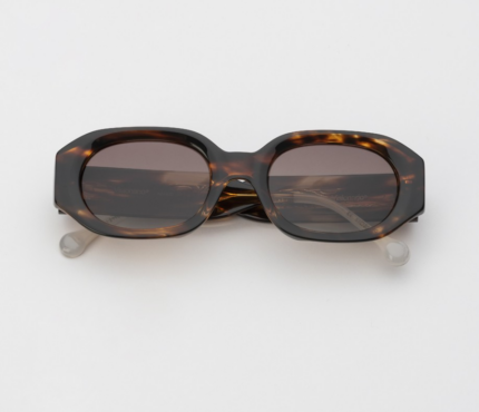 gafa de sol de color havana marron con forma alargada y hexagonal, unisex