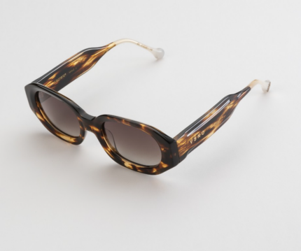 gafa de sol de color havana marron con forma alargada y hexagonal, unisex