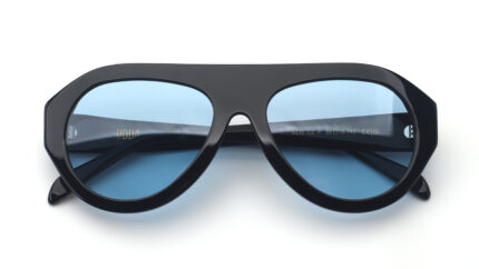 gafa de pasta negra con lentes azules flat top