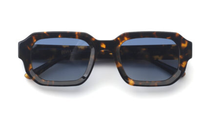 gafa de sol rectangular de color havana con lentes claras en azul