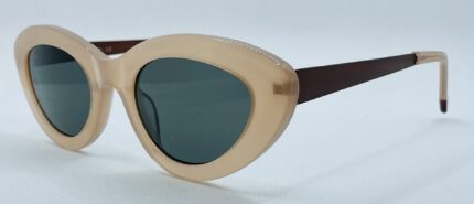 gafa de sol de mujer de ojo de gato color blanco oscuro y varilla metalica