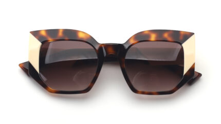 gafa de sol de mujer cuadrada ojo de gato color havana combinado y blanco crudo