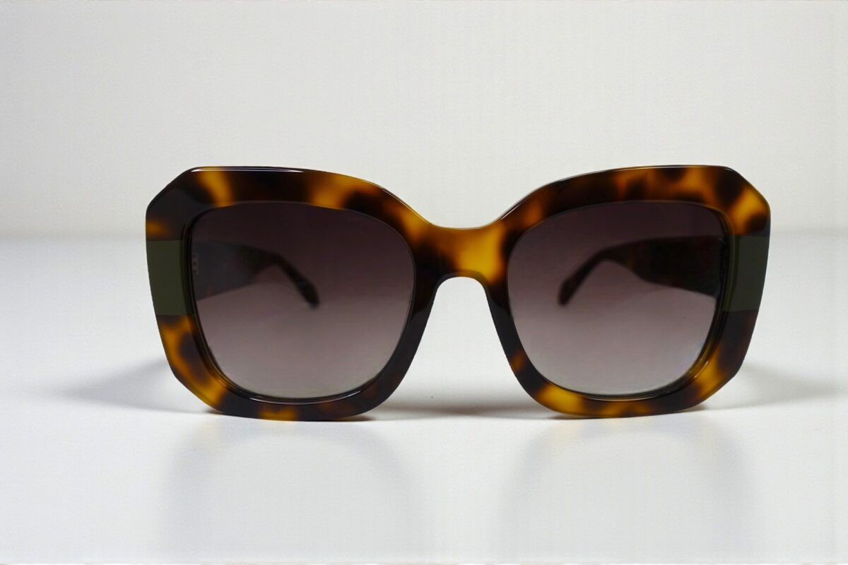 gafa de sol de mujer cuadrada de color havana y verde con lentes en gris