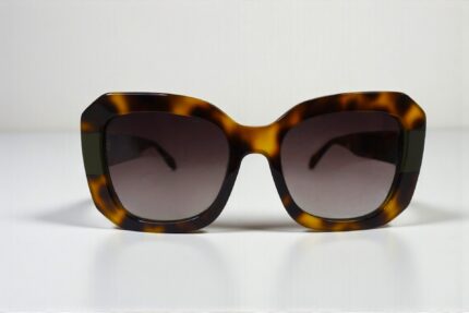 gafa de sol de mujer cuadrada de color havana y verde con lentes en gris