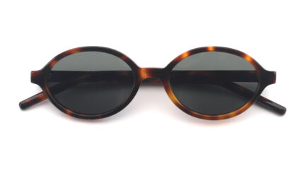 gafa de sol havana marron con forma ovalada de moda y lentes verdes