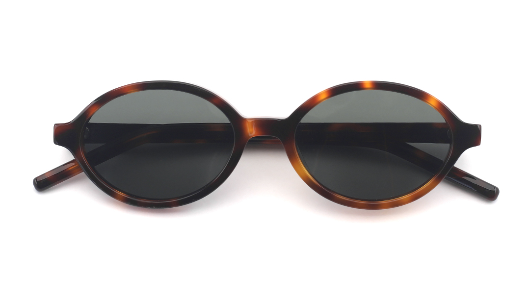 gafa de sol havana marron con forma ovalada de moda y lentes verdes